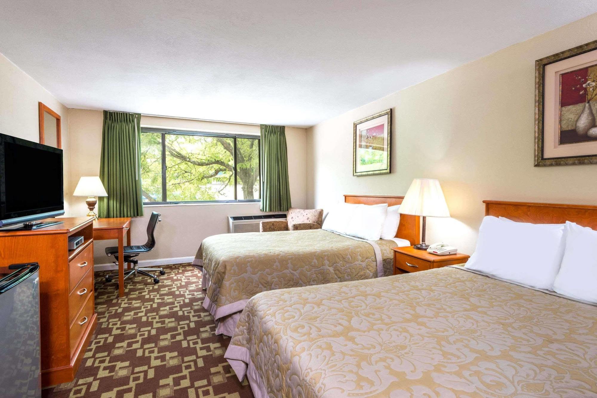 Super 8 By Wyndham Watertown/Cambridge/Boston Area Exterior foto